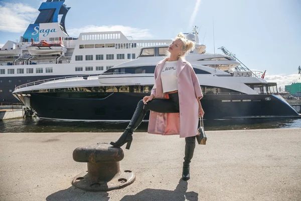 Limanda duran sarışın kadın