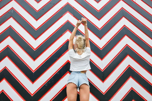 Oklar desen karşı sarışın kadın