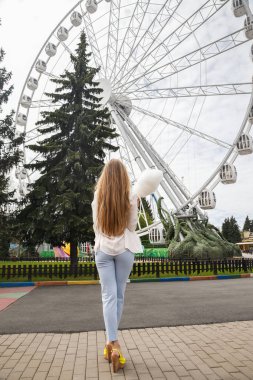 Model pamuk şeker ile poz