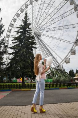 Model pamuk şeker ile poz