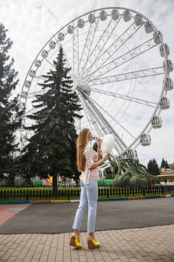 Model pamuk şeker ile poz