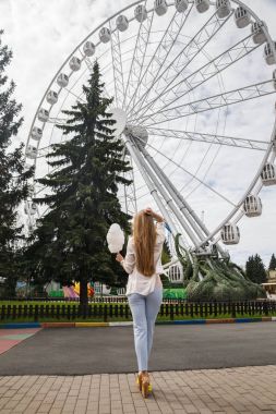 Model pamuk şeker ile poz