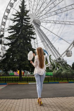 Model pamuk şeker ile poz