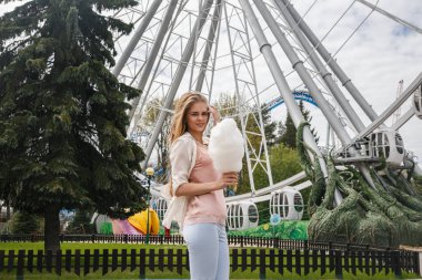 Model pamuk şeker ile poz