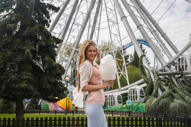 Model pamuk şeker ile poz