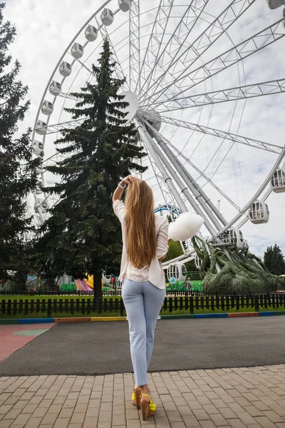 Model pamuk şeker ile poz