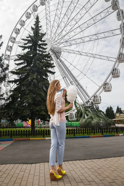 Model pamuk şeker ile poz