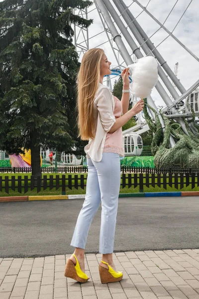 Model pamuk şeker ile poz