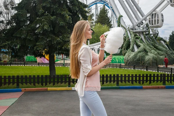 Model pamuk şeker ile poz