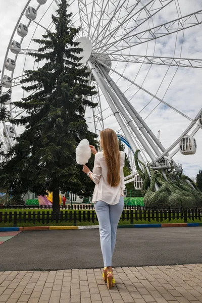 Model pamuk şeker ile poz