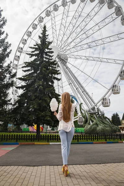 Model pamuk şeker ile poz