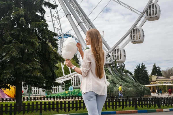 Model pamuk şeker ile poz