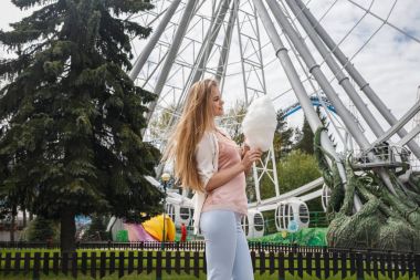 Model pamuk şeker ile poz