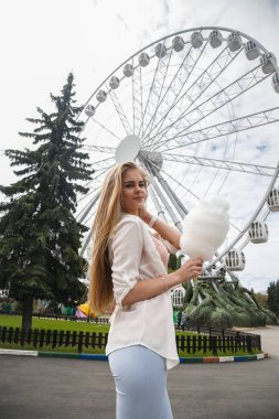 Model pamuk şeker ile poz