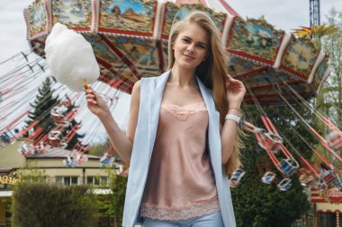 Model atlıkarınca poz