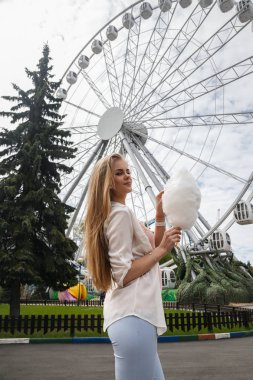 Model pamuk şeker ile poz