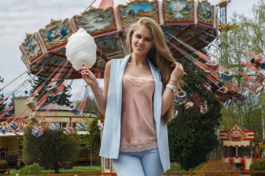 Model atlıkarınca poz