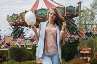 Model atlıkarınca poz