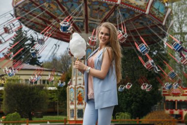 Model atlıkarınca poz