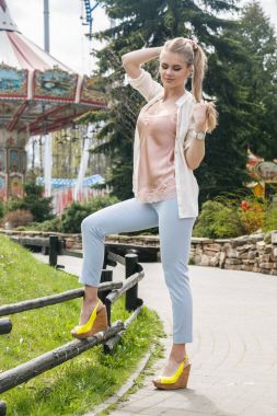 Model atlıkarınca poz