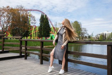 Model roller coaster önünde poz