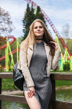 Model roller coaster önünde poz