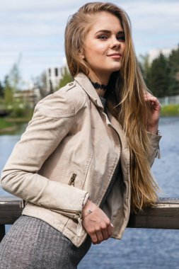 Göl kenarında poz elbise modeli