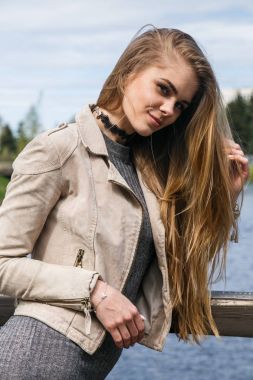 Göl kenarında poz elbise modeli