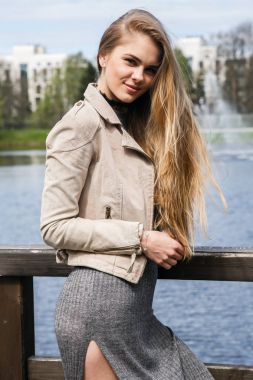 Göl kenarında poz elbise modeli