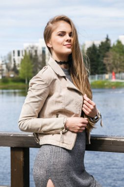 Göl kenarında poz elbise modeli