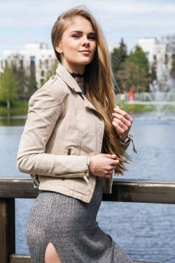 Göl kenarında poz elbise modeli