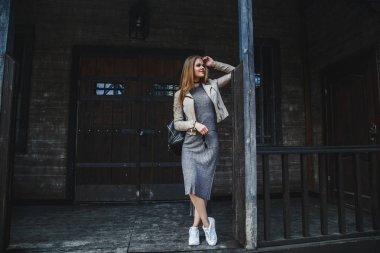 Eve yakın poz elbise modeli