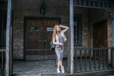 Eve yakın poz elbise modeli