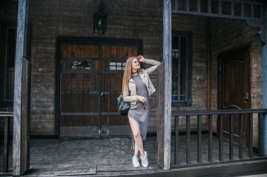 Eve yakın poz elbise modeli