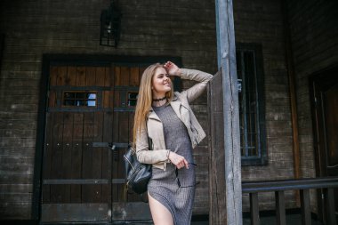 Eve yakın poz elbise modeli