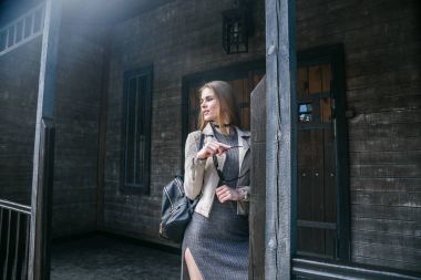 Eve yakın poz elbise modeli