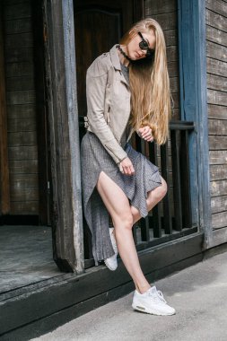 Eve yakın poz güneş gözlüğü modeli