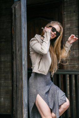 Eve yakın poz güneş gözlüğü modeli