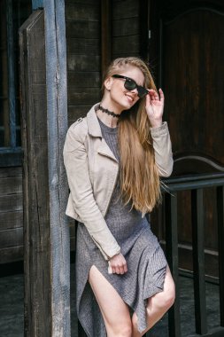 Eve yakın poz güneş gözlüğü modeli