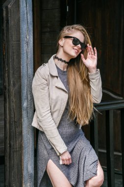 Eve yakın poz güneş gözlüğü modeli