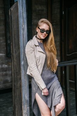 Eve yakın poz güneş gözlüğü modeli