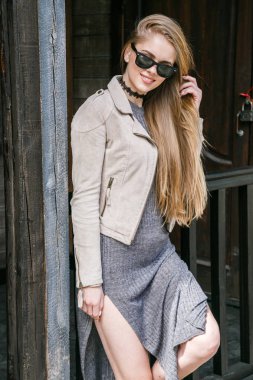 Eve yakın poz güneş gözlüğü modeli