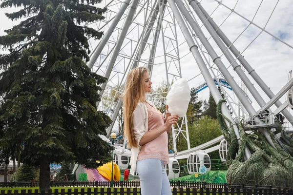 Model pamuk şeker ile poz