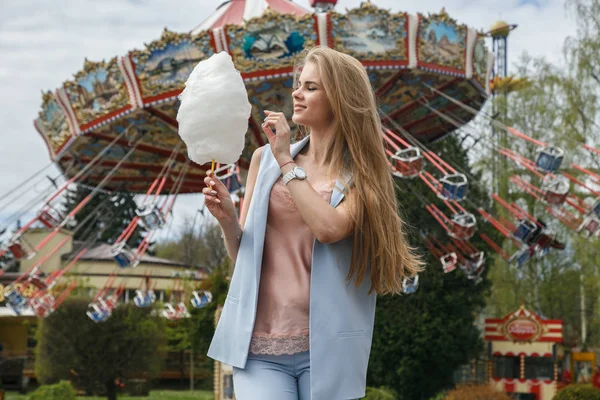 綿菓子を食べモデル — ストック写真