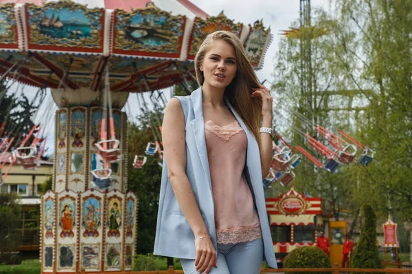 Model atlıkarınca poz