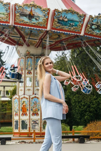 Model atlıkarınca poz