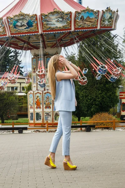 Model atlıkarınca poz