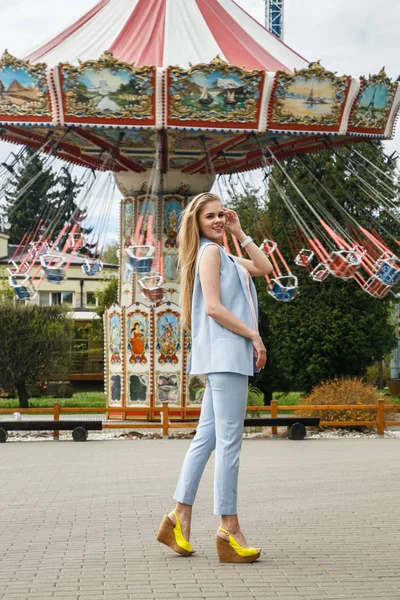 Model atlıkarınca poz