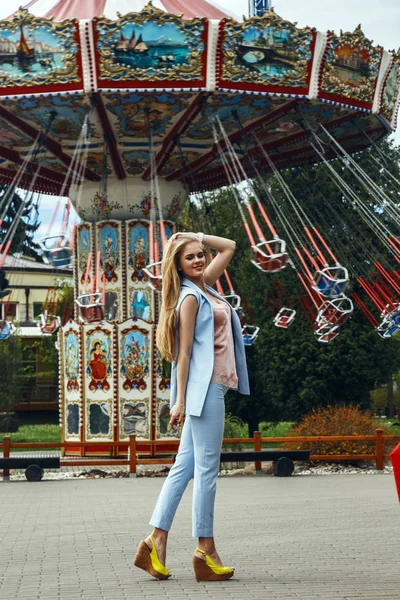 Model atlıkarınca poz