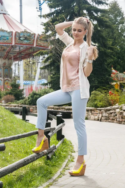 Model atlıkarınca poz